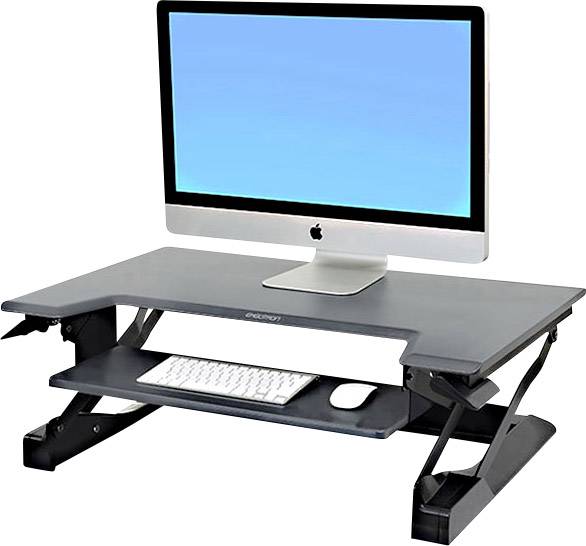 Un supporto per scrivania regolabile in altezza con un monitor del computer sopra. Una tastiera è posizionata sul ripiano inferiore.