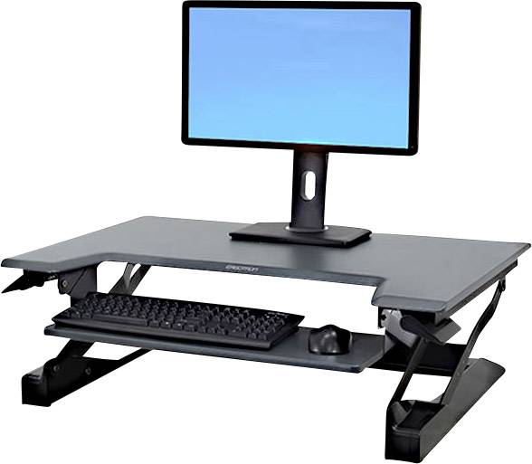Un supporto per scrivania regolabile in altezza con monitor, tastiera e mouse, idoneo per lavorare in modo ergonomico.