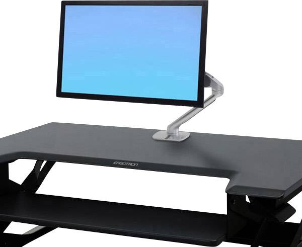 Un supporto per scrivania regolabile in altezza con un monitor collegato mostra uno sfondo dello schermo blu.