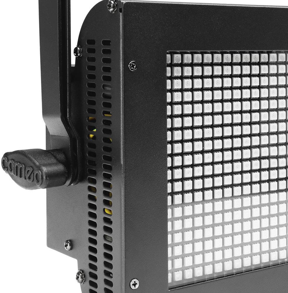 Proiettore LED nero con griglia di copertura e supporto regolabile, adatto per illuminazione scenica o da studio.
