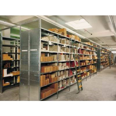 Un magazzino con scaffalature metalliche alte, riempite di vari scatole e pacchi. Una scala è appoggiata a uno scaffale.