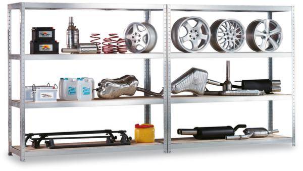 Scaffale con ricambi auto: batterie, pneumatici, molle, tubi di scarico e contenitori di liquidi organizzati su tre livelli.