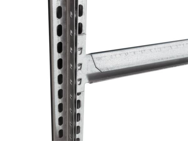 'Giunzione ad angolo di uno scaffale metallico con un montante a griglia e un supporto orizzontale per scaffalature.'