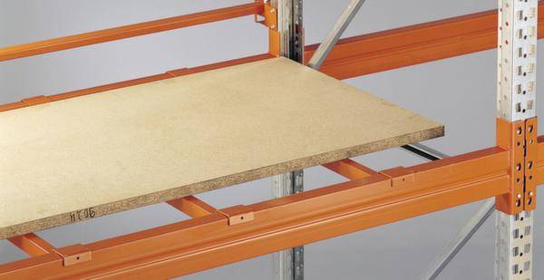 Una scaffalatura vuota con un pavimento in legno, sorretta da supporti metallici arancioni, in un ambiente luminoso.