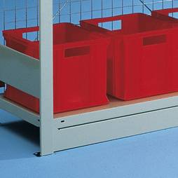 Scatole di plastica rosse sono disposte su uno scaffale su un pavimento blu.