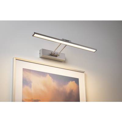 Una sottile lampada da parete illumina un dipinto con nuvole arancioni, appeso a una parete grigia.