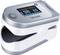 Un ossimetro da dito mostra i valori '98% SpO2' e '65 PR bpm' su un display digitale, contrassegnato con opzione Bluetooth.