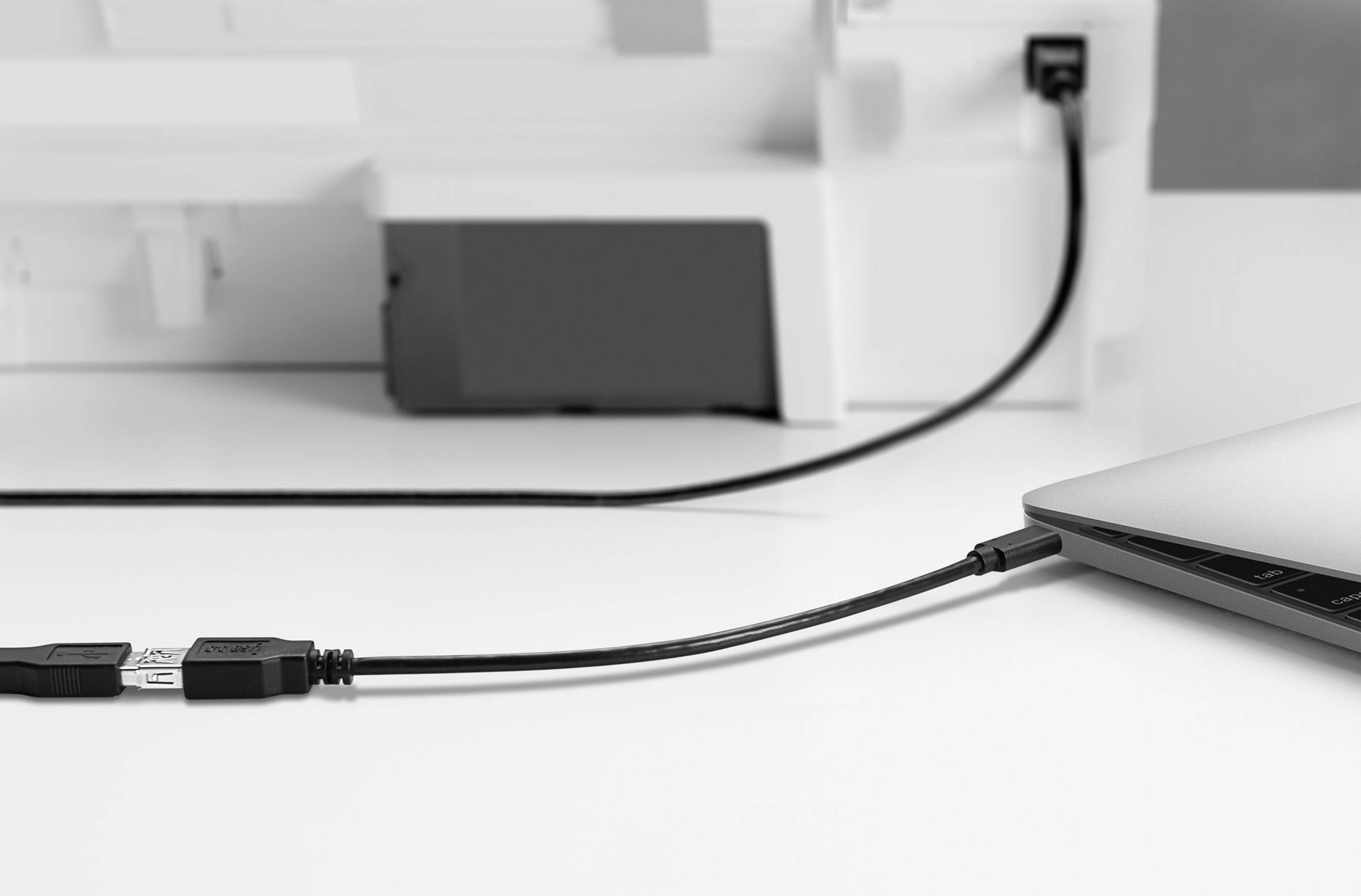 Un laptop è collegato a una stampante tramite un cavo USB.