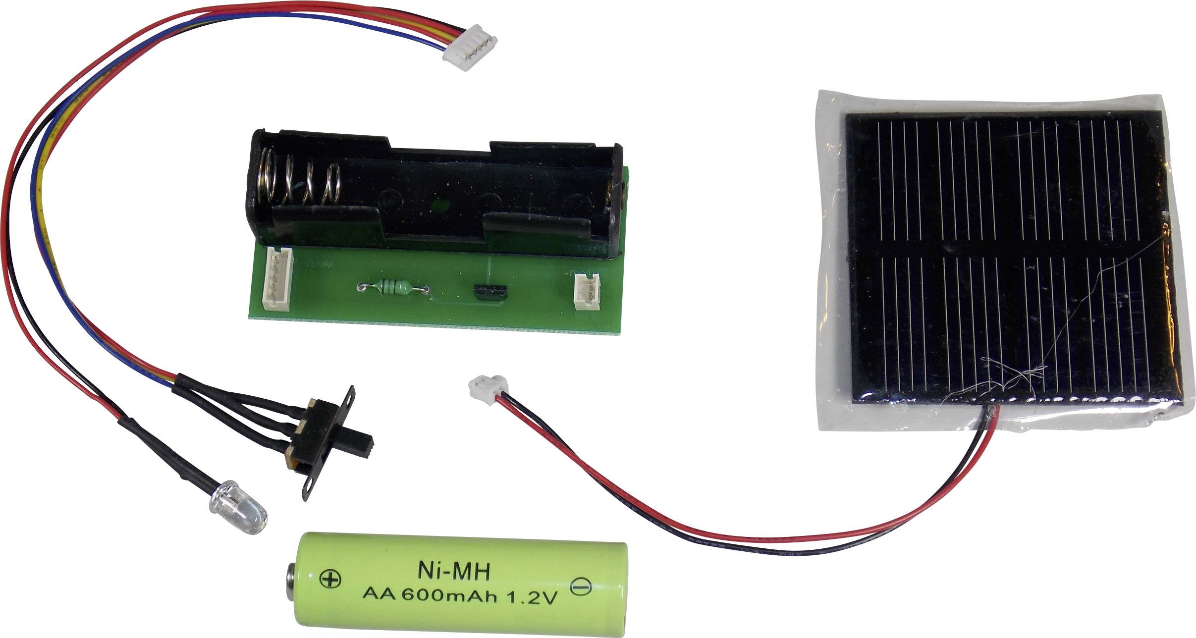Componenti elettroniche di un kit di assemblaggio solare: pannello solare, portabatterie, batteria Ni-MH, interruttore, resistenze e cablaggio.