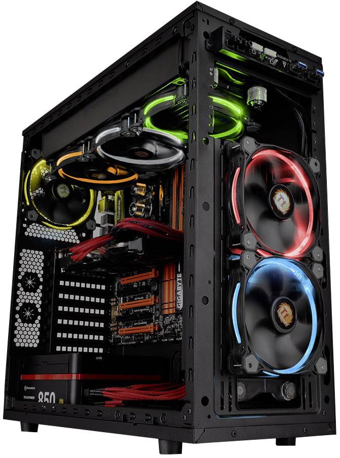 Un computer moderno con il telaio aperto mostra ventole e cavi illuminati a LED colorati che mantengono fresca l'hardware potente.