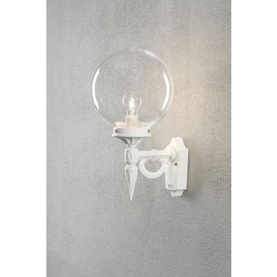 Applique bianca con paralume sferico in vetro trasparente, montata su una parete grigio chiaro. La lampadina all'interno è visibile.