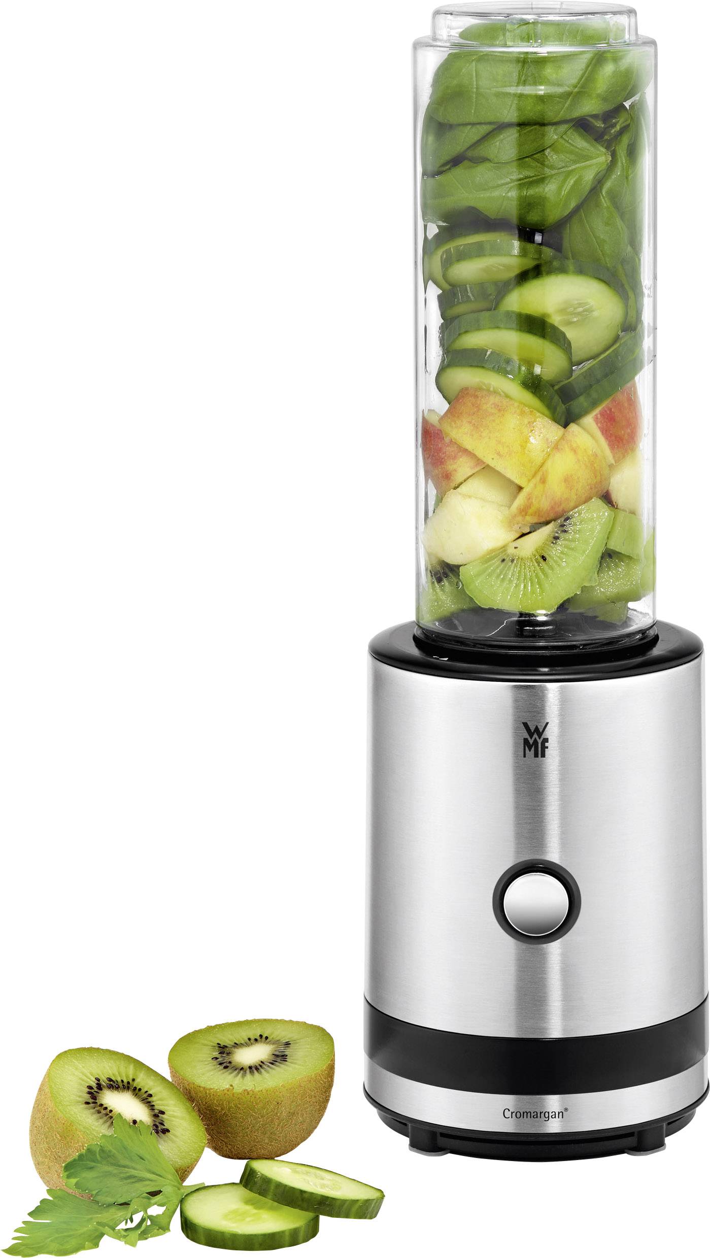 Frullatore argentato con brocca trasparente riempita di pezzi di mela, kiwi e cetriolo. Accanto, spinaci freschi, kiwi e cetriolo.