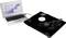 Un laptop è collegato a un giradischi. Lo schermo mostra un software audio con tracce sonore visibili per la registrazione.