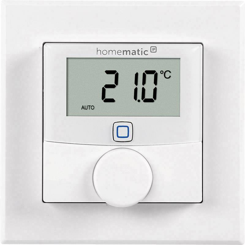 Un termostato digitale bianco con display mostra '21,0°C' e 'AUTO'. Sotto il display è presente una manopola centrale di regolazione.