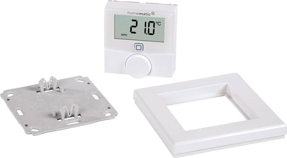 Un termostato elettronico con display mostra '21,0°C'. Accanto sono posizionati una piastra metallica per il montaggio e un telaio bianco.