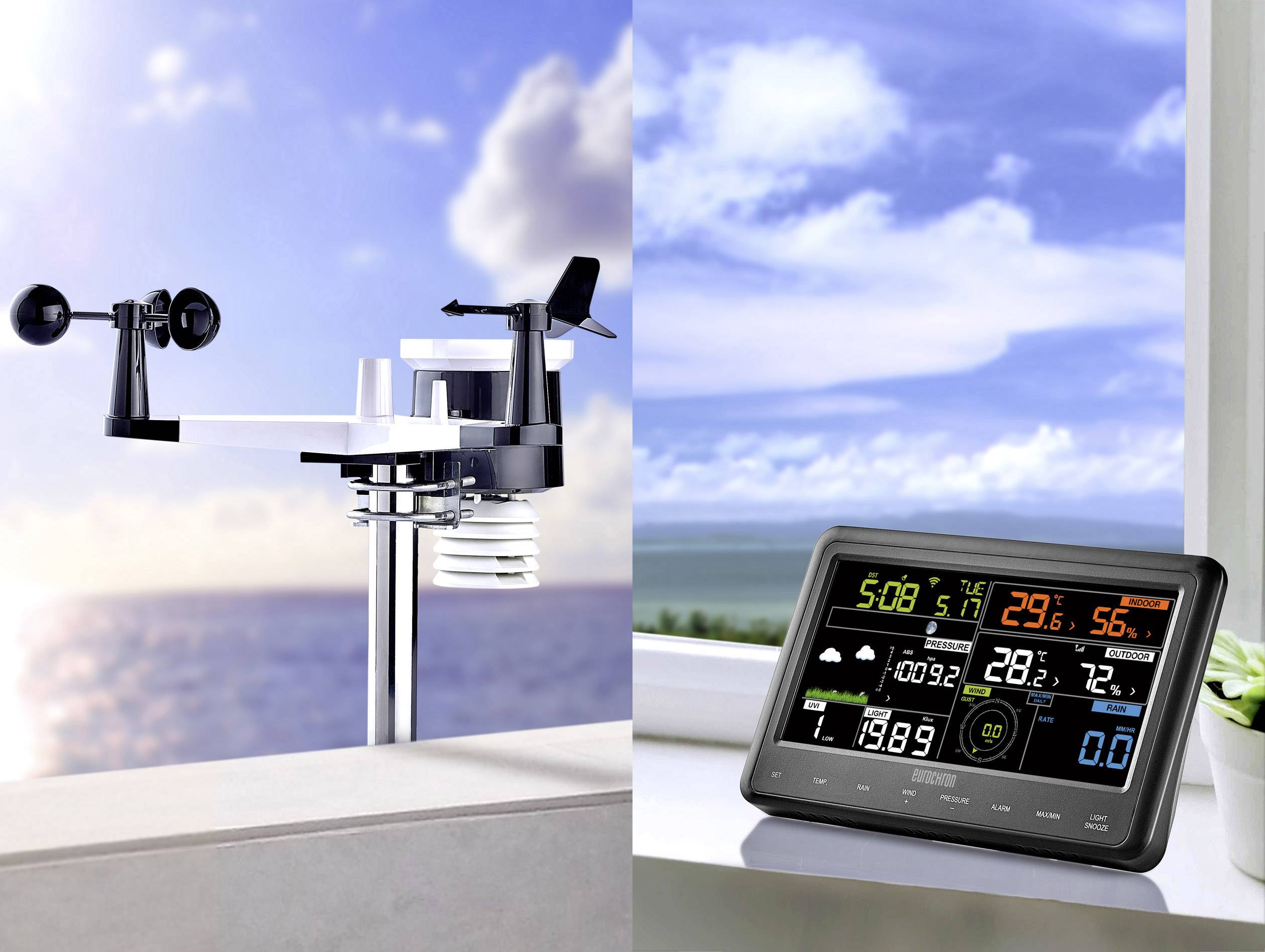 Un set di stazioni meteorologiche con sensori per la misurazione del vento e della temperatura. Su un display vengono mostrati dati meteorologici come temperatura e umidità dell'aria.