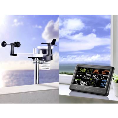 Un set di stazioni meteorologiche con sensori per la misurazione del vento e della temperatura. Su un display vengono mostrati dati meteorologici come temperatura e umidità dell'aria.