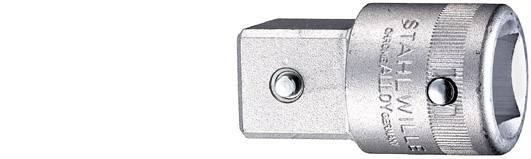 Un raccordo adattatore metallico di Stahlwille per collegare diverse bussole, di colore argento con incisione stampigliata.