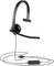 Un headset monoauricolare con connessione USB e comandi per il volume e il muto sul cavo.