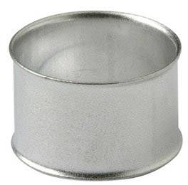 Singolo anello metallico d'argento con superficie liscia, di forma cilindrica.