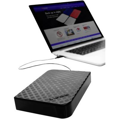Hard disk esterno Verbatim con laptop sullo sfondo. L'hard disk ha un involucro nero e strutturato.