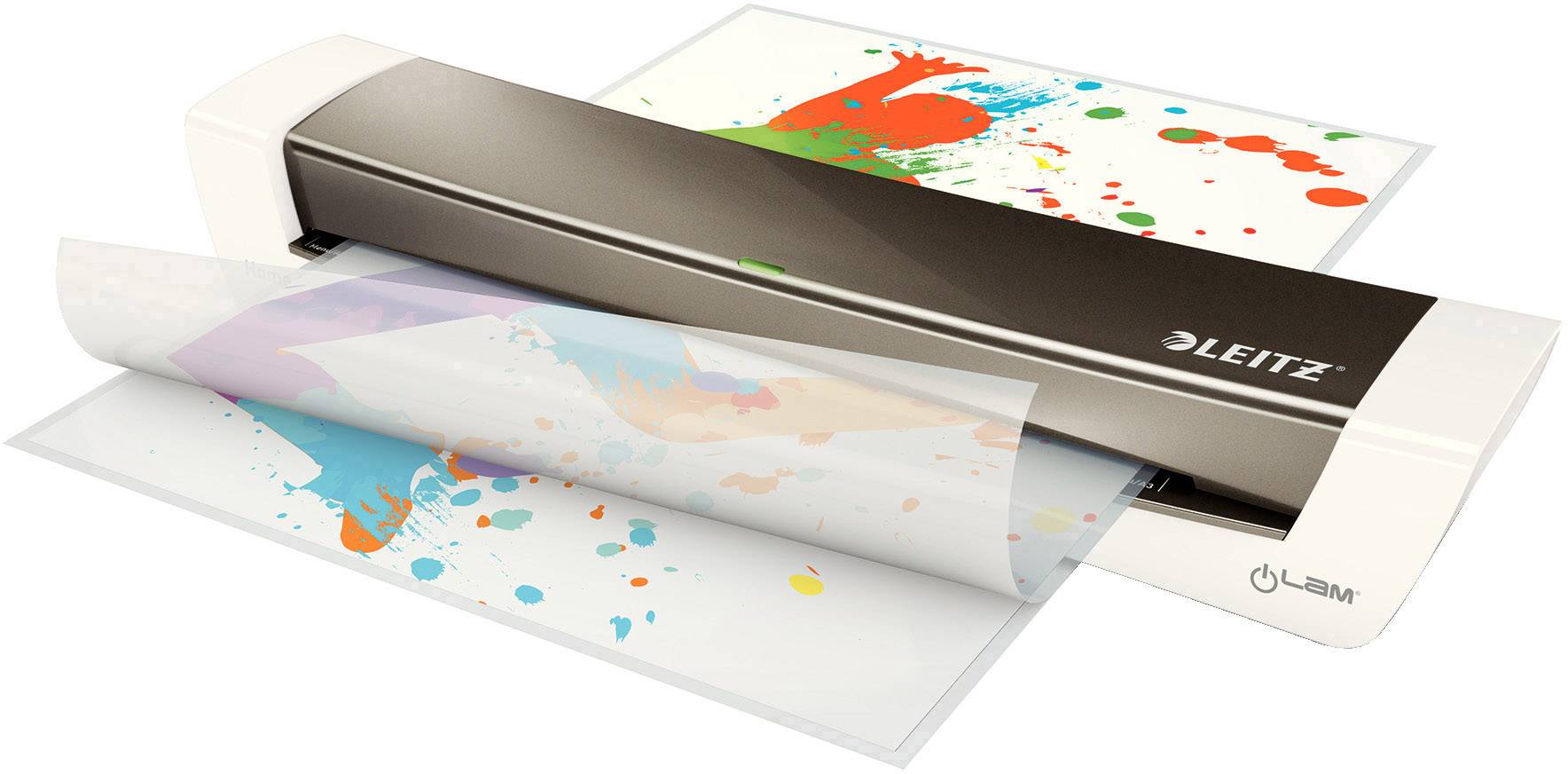 Un dispositivo per plastificazione Leitz sta plastificando un foglio colorato con schizzi di colore. È compatto e mostra il processo di plastificazione.