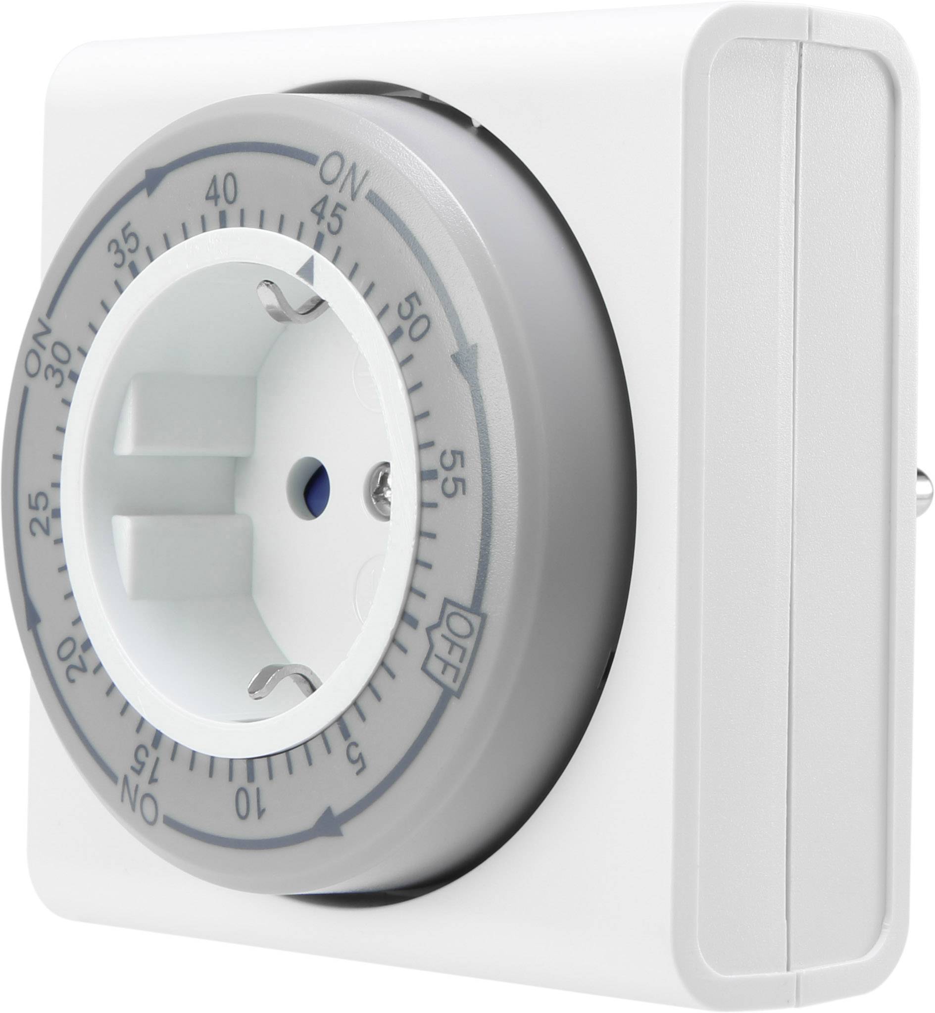 Un timer per presa elettrica bianco e meccanico con quadrante ruotabile per impostare i tempi di accensione e spegnimento in minuti.