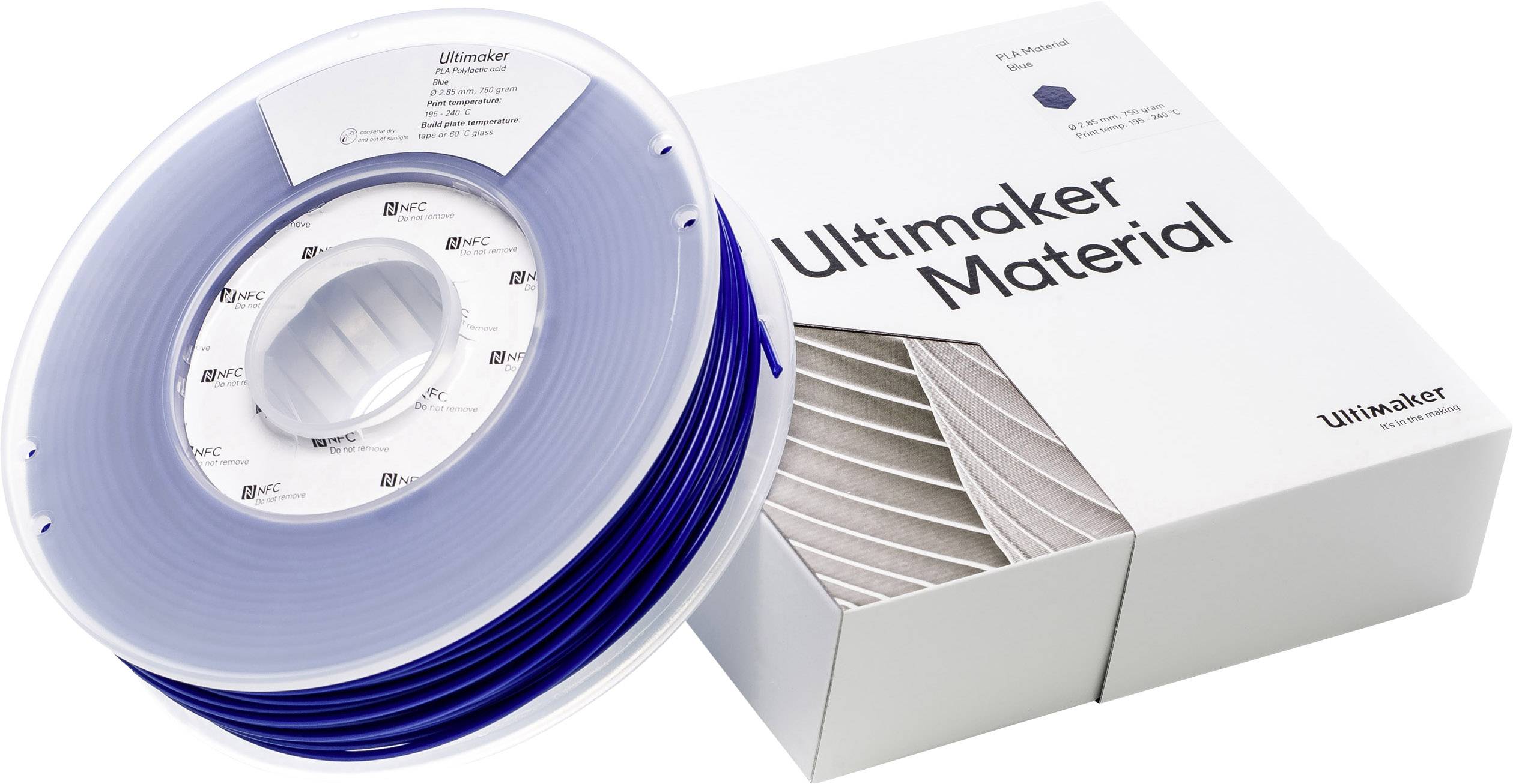 Un rotolo di filamento blu per stampanti 3D è posizionato accanto a una confezione contrassegnata con la scritta 'Ultimaker Material'.