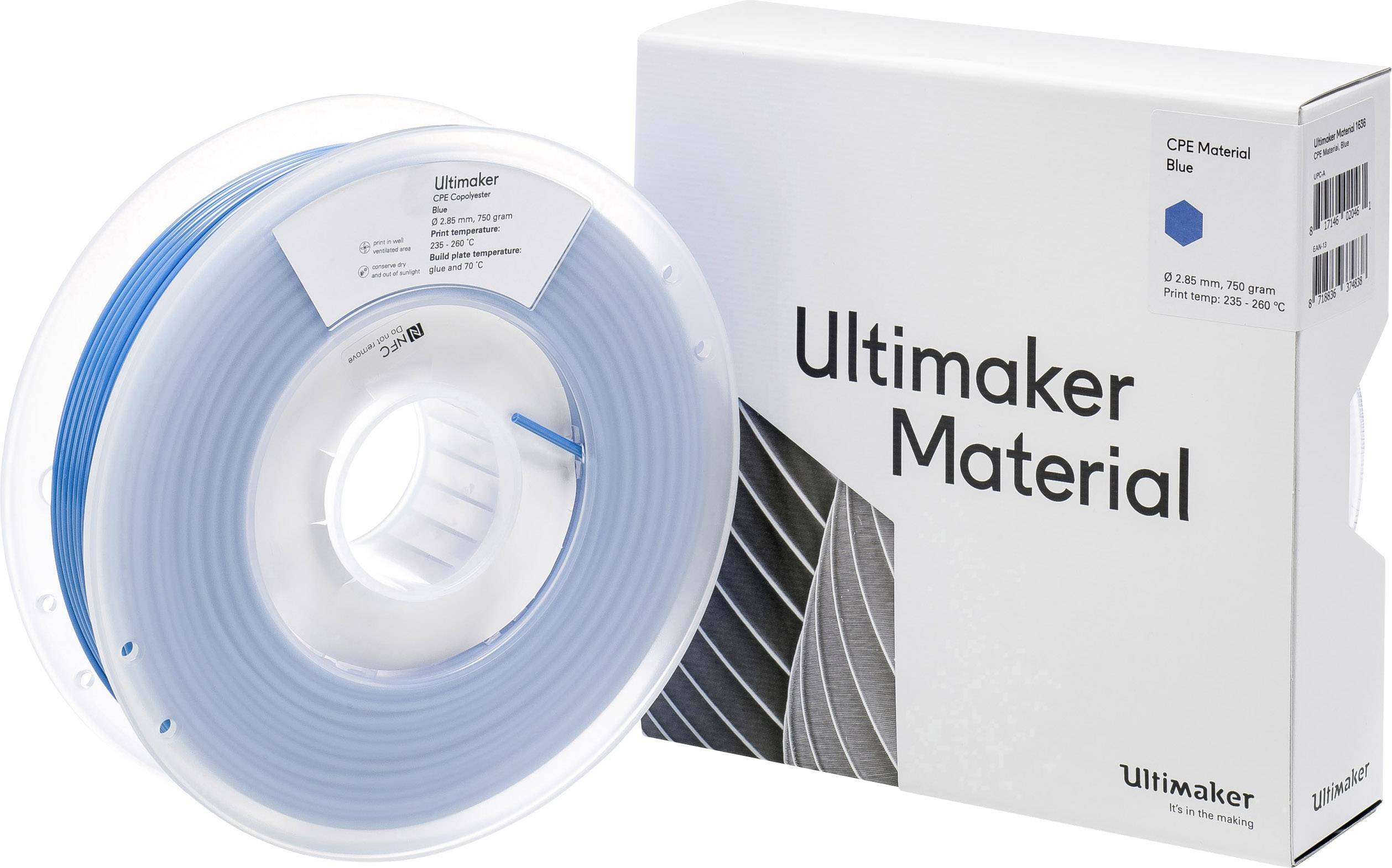 Una bobina di filamento blu Ultimaker è posizionata accanto a una confezione bianca con la scritta 'Ultimaker Material'.