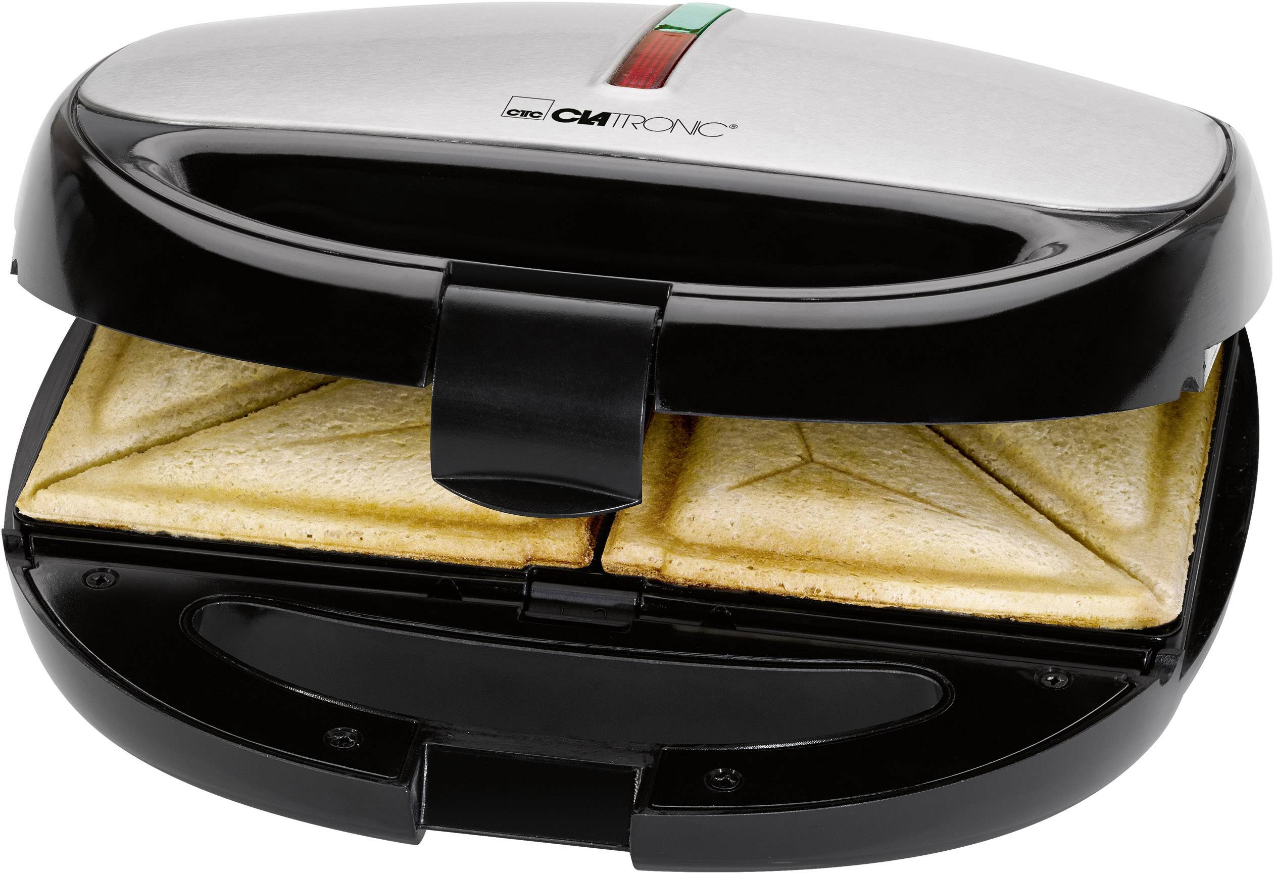 Un preparatore di sandwich con due sandwich triangolari di colore dorato-marrone che vengono tostati all'interno dell'apparecchio.
