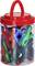 Un contenitore trasparente con coperchio rosso, riempito con graffette colorate in rosso, blu, verde e nero.