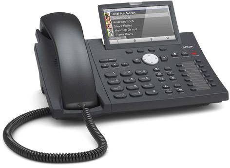 Un telefono da tavolo moderno con cornetta e display. Il display mostra un elenco di contatti con i nomi. Tastiera e altoparlante sono visibili.