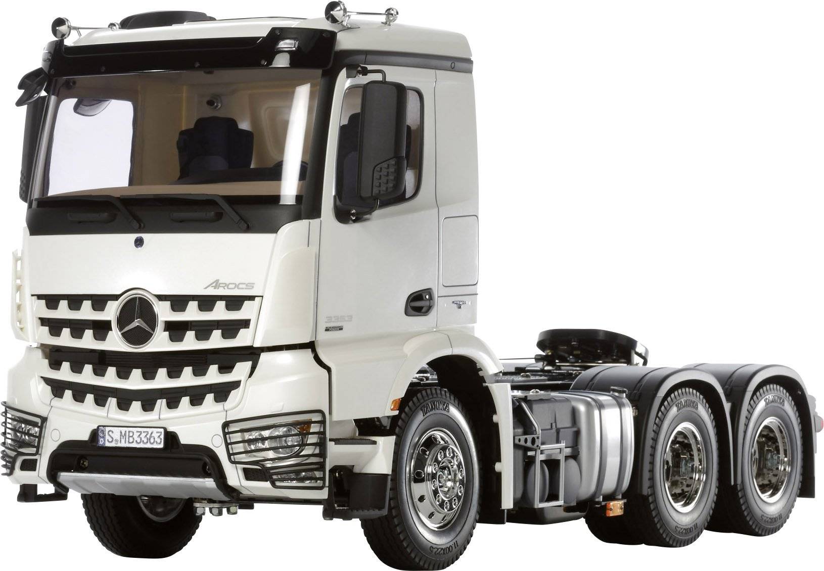Un camion bianco a tre assi, marca Mercedes-Benz, è parcheggiato lateralmente su uno sfondo bianco.