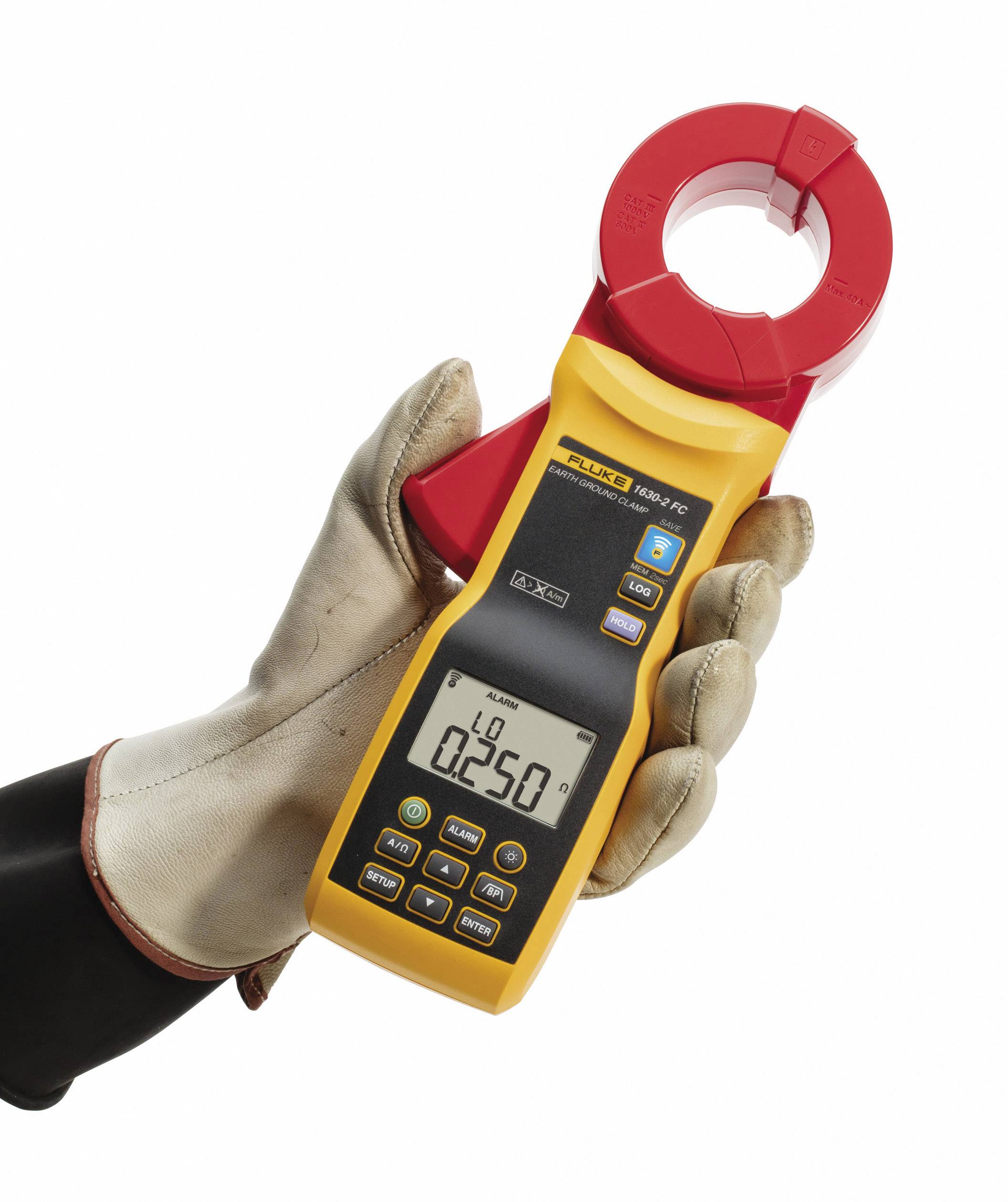 Una mano tiene un dispositivo di misurazione della corrente che mostra una resistenza di '0,250 Ohm'. Il dispositivo è giallo e rosso, con un display digitale.