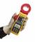Una mano tiene un dispositivo di misurazione della corrente che mostra una resistenza di '0,250 Ohm'. Il dispositivo è giallo e rosso, con un display digitale.