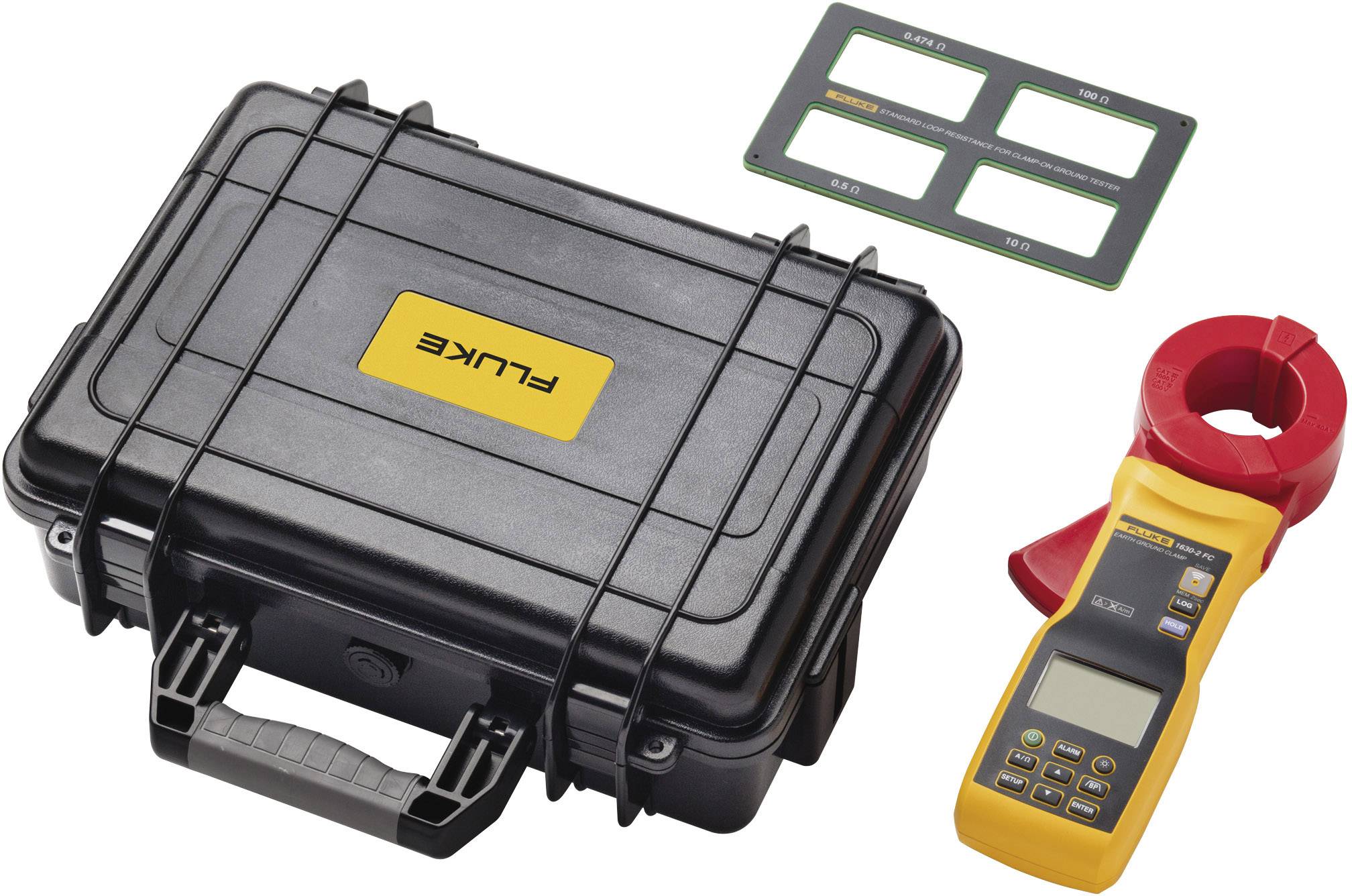 Un contenitore degli attrezzi nero con logo giallo 'Fluke', un dispositivo di misurazione digitale e una pinza amperometrica rossa per test elettrici.