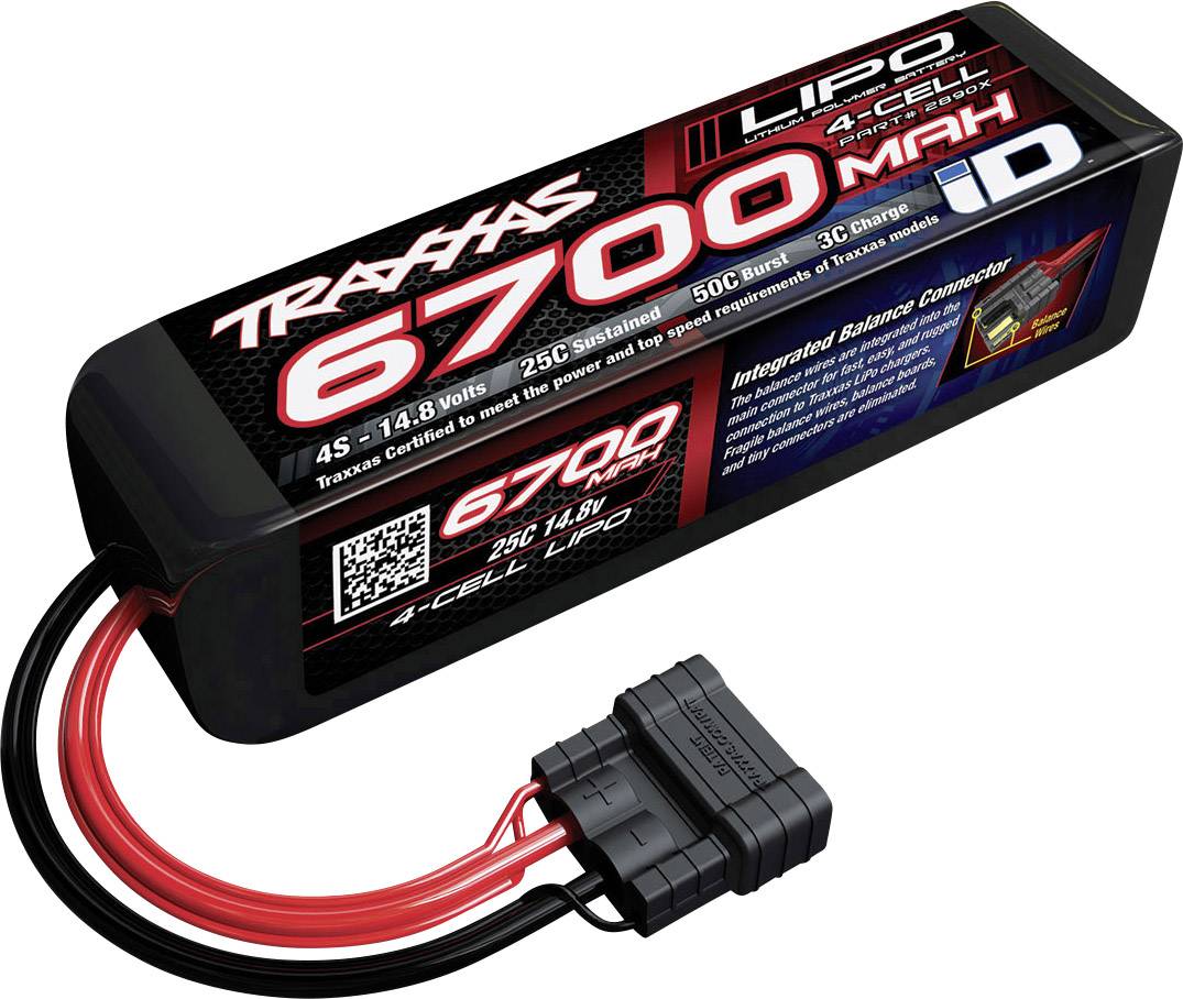 Un accumulatore LiPo nero Traxxas da 6700 mAh e 14,8 volt. I cavi rosso e nero sono collegati.