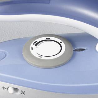 Ferro da stiro blu e bianco con un regolatore di temperatura. Il regolatore mostra impostazioni che vanno da basso a massimo.