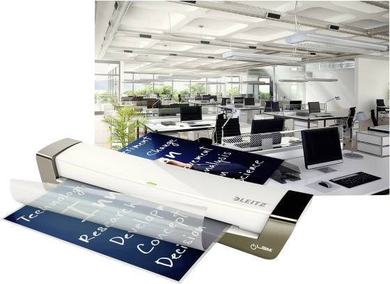 Un ufficio moderno con un plastificatore in primo piano che sta plastificando dei documenti. Sullo sfondo un ambiente luminoso con scrivanie e computer.