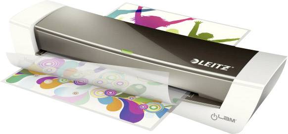 Un dispositivo per la plastificazione di Leitz sta plastificando un foglio di carta stampato a colori. L'apparecchio ha un design moderno in bianco e nero.