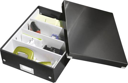 Cassetto nero con coperchio, suddiviso internamente in scomparti, riempito con articoli da ufficio come blocchi per appunti, penne e una graffetta verde.
