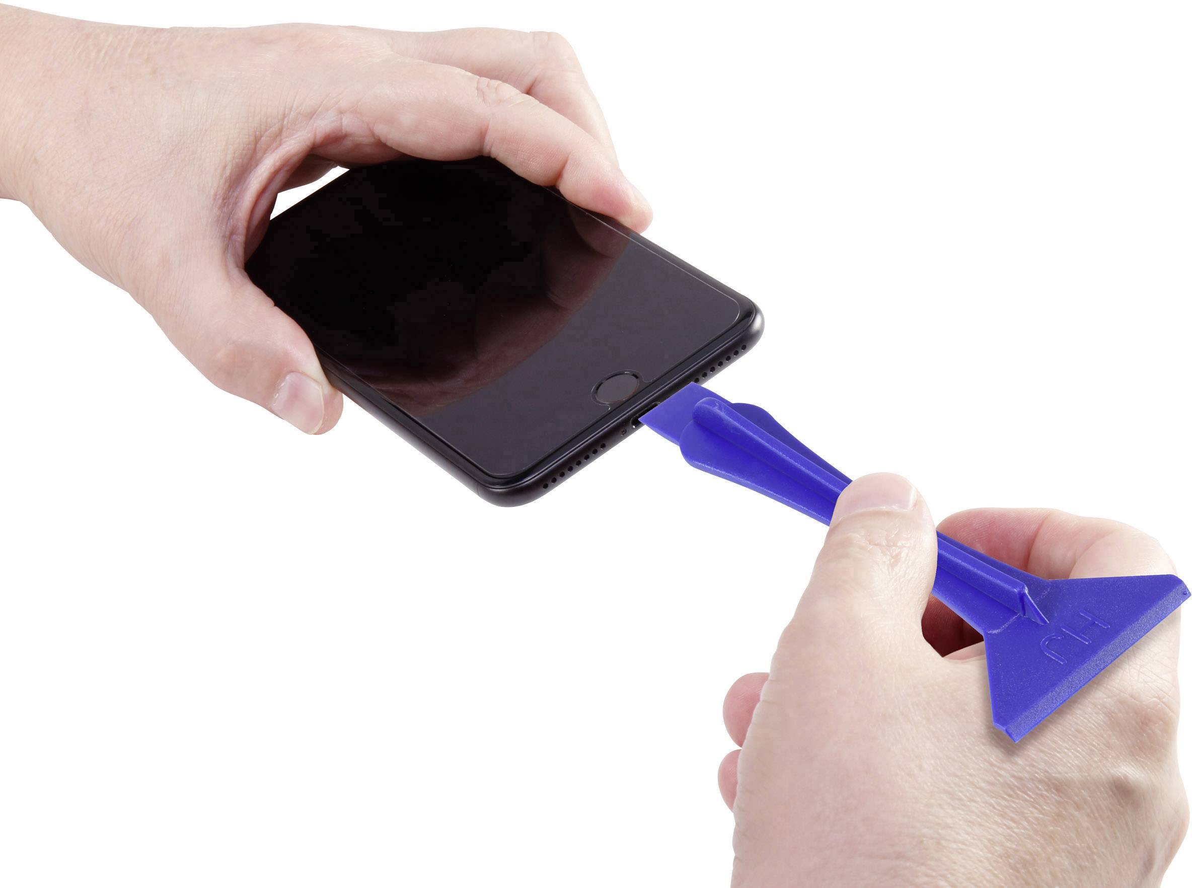 Delle persone utilizzano un utensile blu per aprire un involucro di smartphone.
