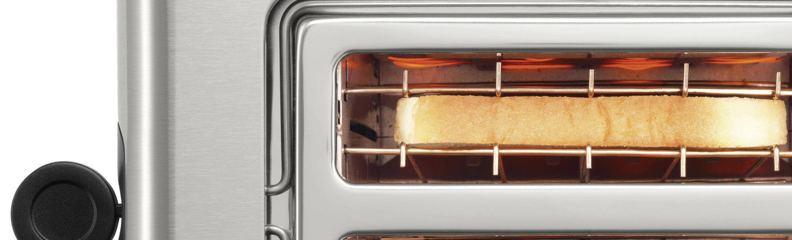 Tostapane visto di lato con un pane tostato all'interno, di un colore dorato e bruno. Il tostapane è in metallo con una manopola di regolazione nera.