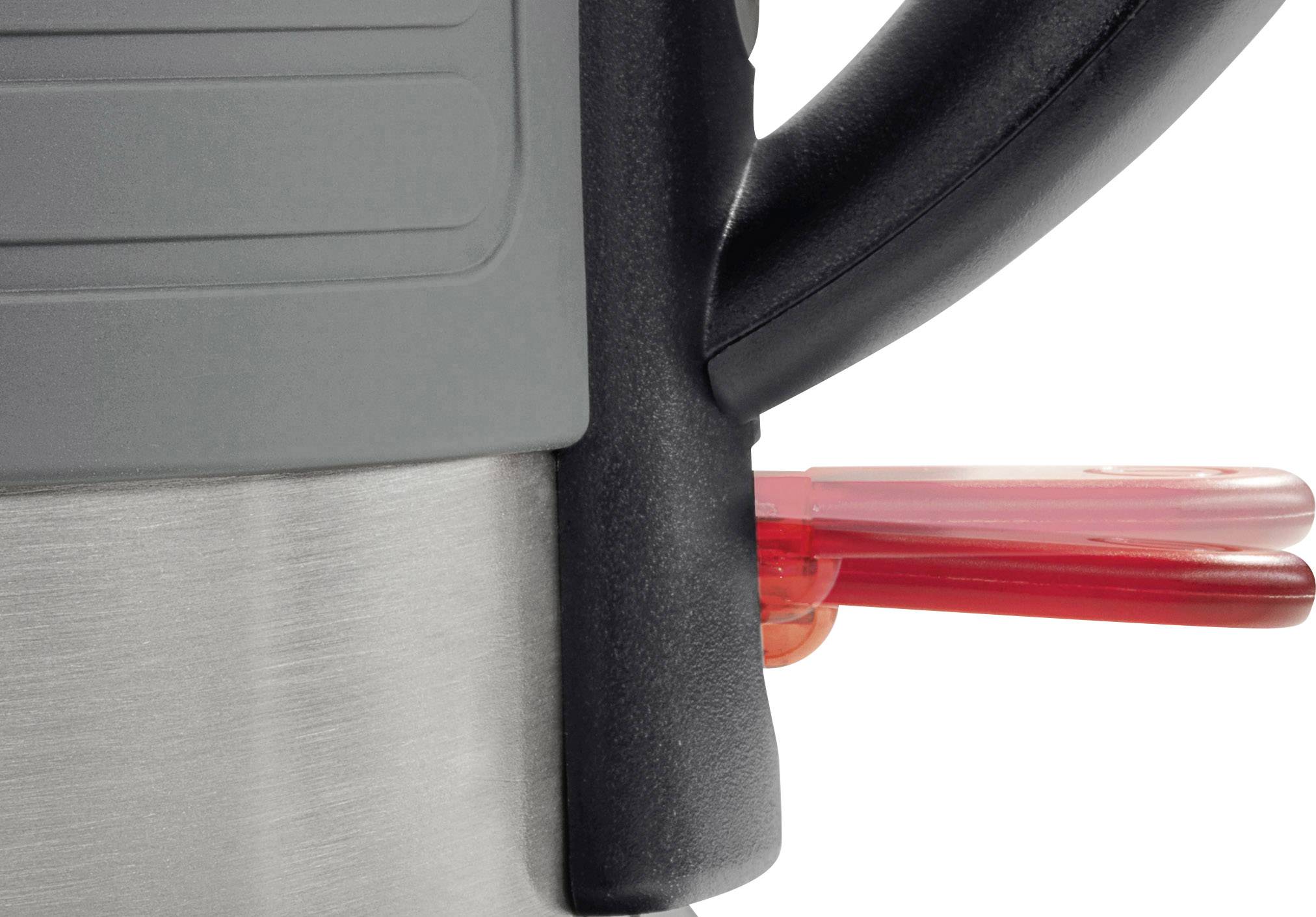 Primo piano di un bollitore elettrico con interruttore rosso illuminato che indica lo stato di funzionamento.