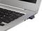 Una chiavetta USB è inserita in un laptop argentato. Il laptop è acceso e mostra una pagina web parzialmente aperta.