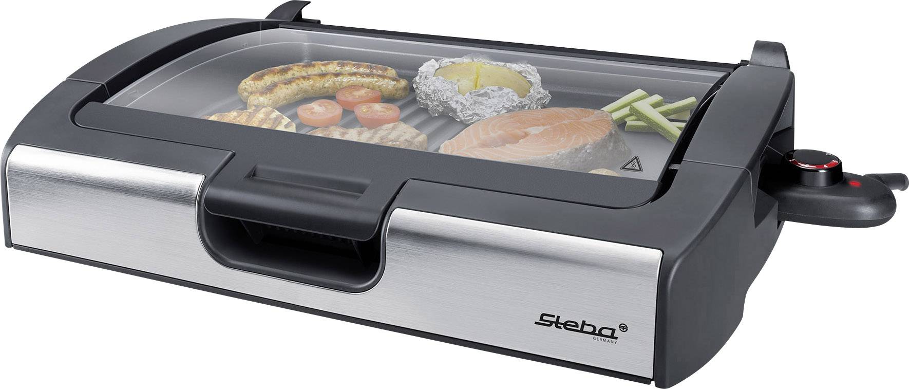 Un grill da tavolo con elementi in acciaio inossidabile su cui vengono grigliate diverse pietanze come salsicce, salmone, verdure e patate.