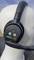 Una manichino bianca indossa un headset nero UltraLITE con microfono, utilizzato per la comunicazione.