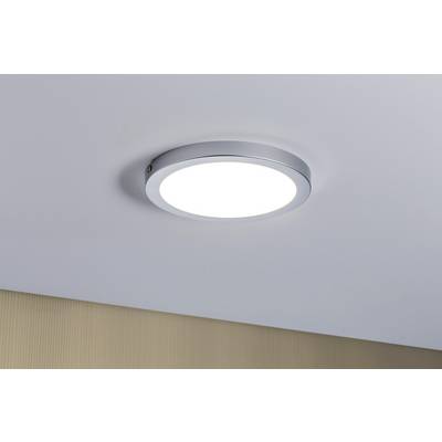 Plafoniera rotonda con cornice in metallo, illumina intensamente l'ambiente. Fissata a un soffitto beige chiaro. Design moderno e minimale.