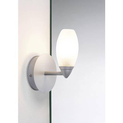 Applique con cupola in vetro color crema che emana una luce morbida e diffusa. Montata su supporto argentato a parete.