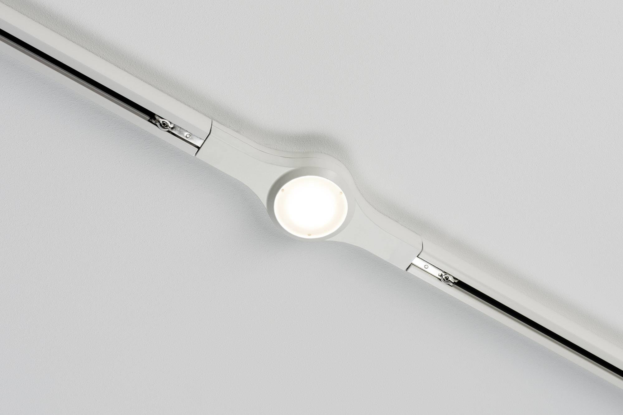 Un singolo faretto LED rotondo montato a soffitto, inserito in un supporto lineare. La luce è accesa e illumina l'ambiente.